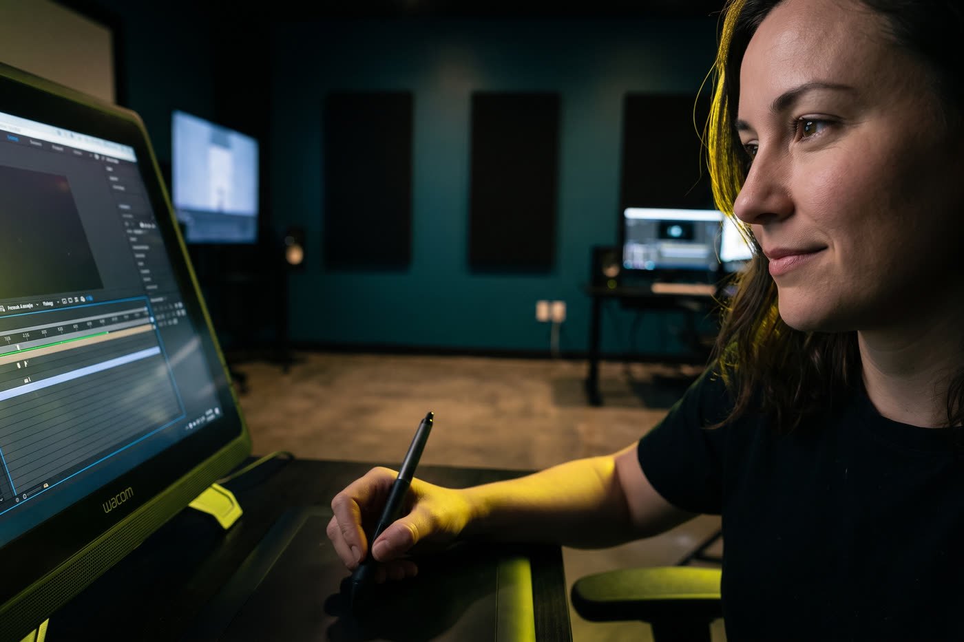 Une animatrice règle la courbe d’accélération d’un plan d’animation motion design